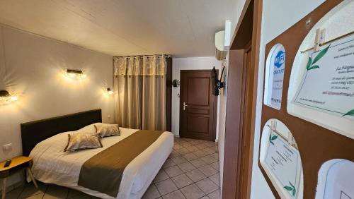 1 king bed, 2 twin beds, 1 sofa bed