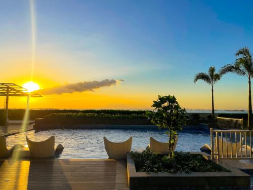 Cozy 2BR Suite near Airport & Okada, Infinity Pool, Manila