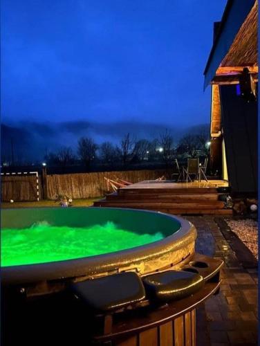 Karstais baseins, Cabana Ted's in Valisoara