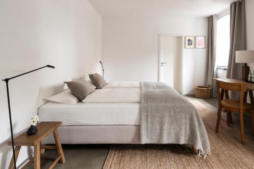 1 queen bed, 1 twin bed
