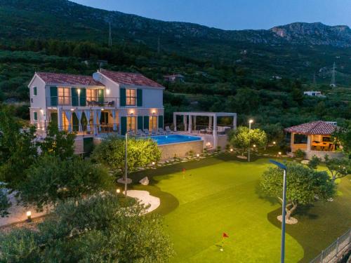 Villa Blue Ivy with Heated Pool – khách sạn tại Kastel Luksic