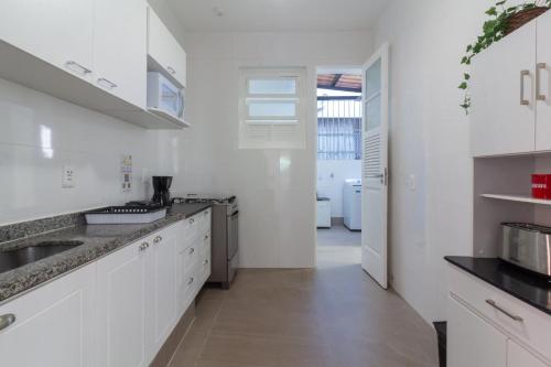 Kitchen, Sofisticado a Poucos Passos da Lagoa - SB301 in Lagoa