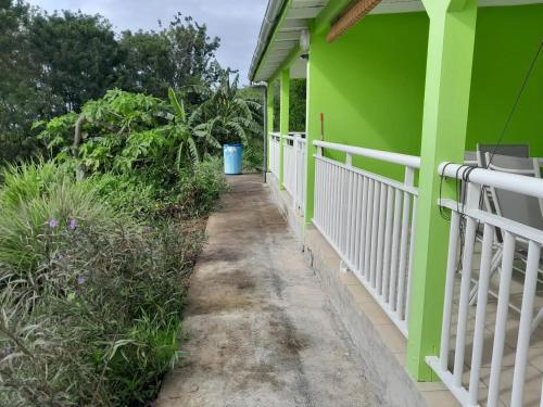 Appartement familial a Bouillante de 66 m² avec jardin in Bouillante