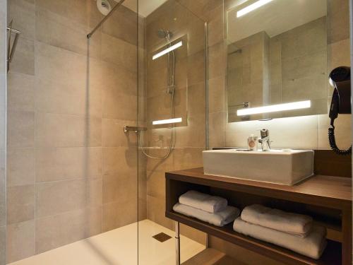 Kyriad Troyes Centre Room Type - Double Room - Queen Size Bed