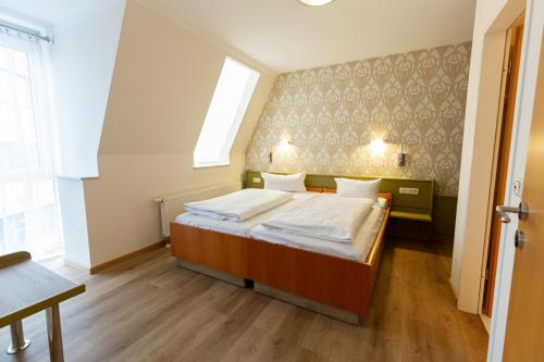 2 twin beds, 1 sofa bed