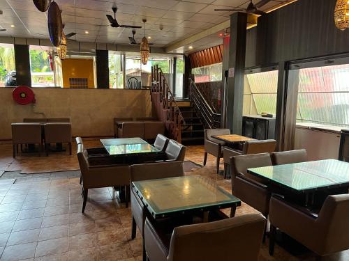 Pub/Lounge, GEM CONTINENTAL near Embertani Múzeum