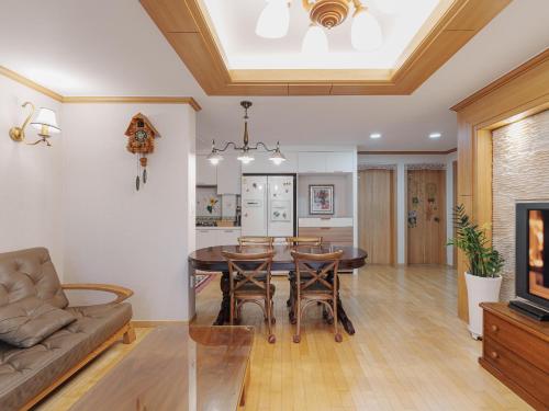 Comfortable home 10 min from Hongik University, 5min from Gajwa station with baby products, 4 Bedrooms 8 people, Soul (fotografie 7)