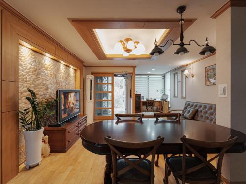 Comfortable home 10 min from Hongik University, 5min from Gajwa station with baby products, 4 Bedrooms 8 people, Soul (fotografie 8)