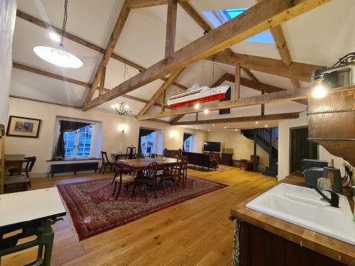 Stylish loft apartment - The Sail Loft in Crewkerne