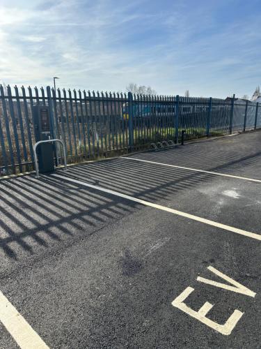 1 bed Roomy Station House Apartments - Free Wifi, Parking & EV in สคอนทรู