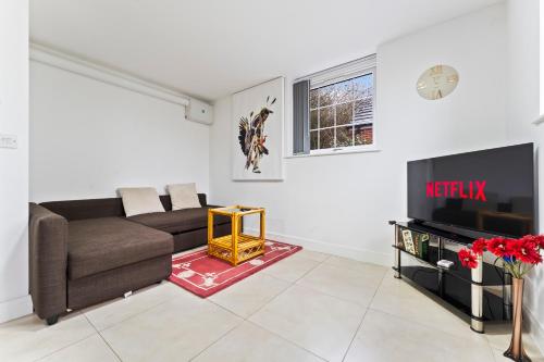 Bloom Court -Sleeps 6-Free Parking with Workspace & High-Speed WiFi, Birmingham