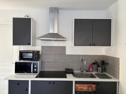 Maison rénovée 800 m plage Omaha beach avec table de ping pong proche Port en Bessin (La brise marine apt rdc maison cour fermee parking et terrasse a 800 m plage Omaha beach avec table ) in 濱海維耶維爾