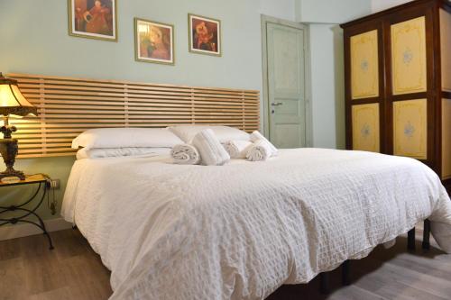 Double or Twin Room image 3