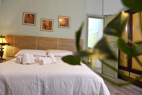 Double or Twin Room image 5