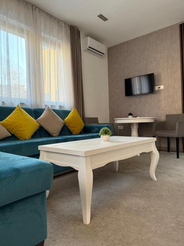1 queen bed, 1 sofa bed