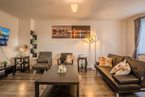 5-Beds in Quiet Three Bedroom House Near Anfield Stadium, free Parking