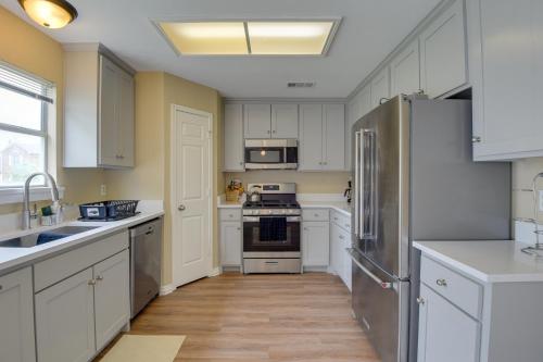 Charming Cedar Hill Home 16 Mi to Downtown Dallas in Cedar Hill, USA