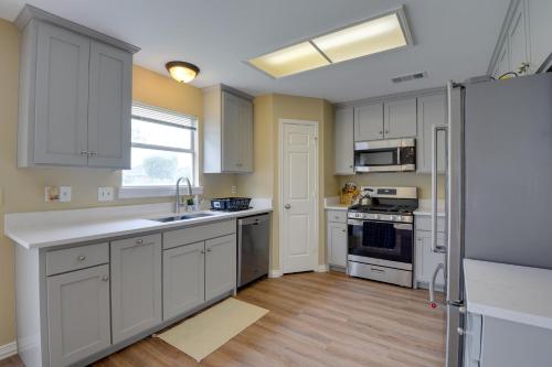 Charming Cedar Hill Home 16 Mi to Downtown Dallas in Cedar Hill, USA