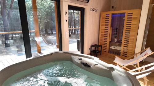 Pezsgőfürdő, 3pokoje - Domek lub Pokój pod lasem na odludziu, jacuzzi, sauna, kominek, Roztocze (3pokoje - Domek lub Pokoj pod lasem na odludziu, jacuzzi, sauna, kominek, Roztocze) in Narol