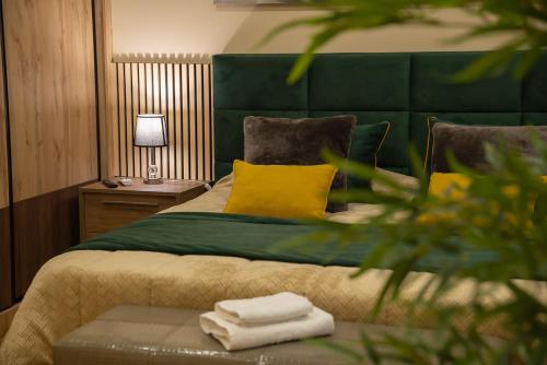 1 king bed, 2 sofa beds