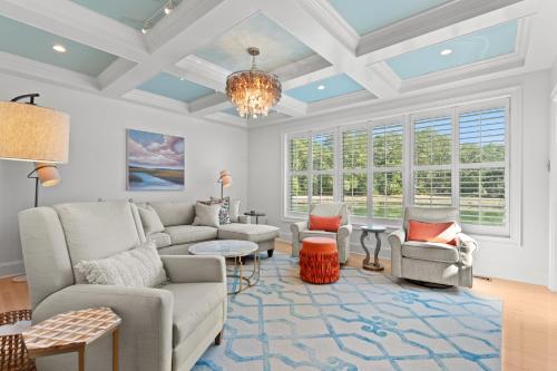 Serene, Pet Friendly Sea Pines Villa Near Beach with Pool Access Serene, Pet Friendly Sea Pines Villa Near Beach with Pool Access