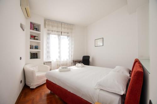 Bright Apartment for 3 Guests near Porta Romana with Balcony