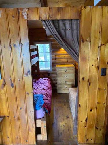 Private Lakefront Family Cottage with Tennis Court in Trent Lakes (ON)