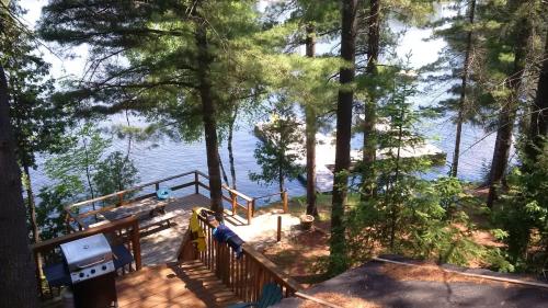 Kilátás, Private Lakefront Family Cottage with Tennis Court in Trent Lakes (ON)