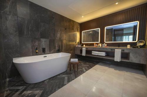 room detail thumbnail 2