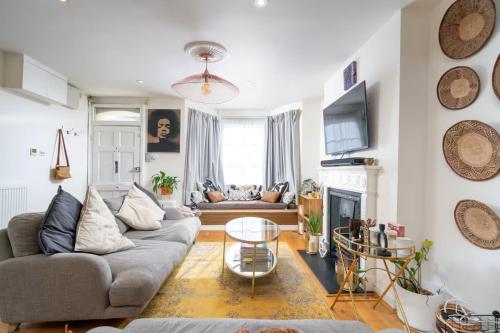 Charming Two-Bedroom in Shepherds Bush, Londýn