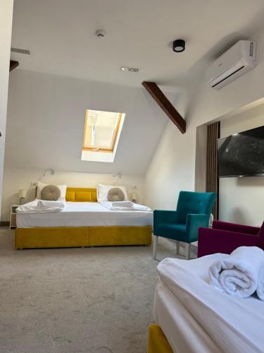 1 queen bed, 1 double bed