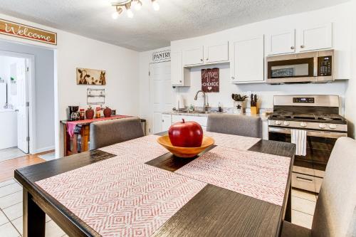 Pet-Friendly Home with Fenced Yard Cozy in Casey in คาซีย์ (อิลลินอยส์)