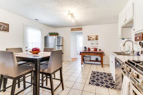 Pet-Friendly Home with Fenced Yard Cozy in Casey in คาซีย์ (อิลลินอยส์)