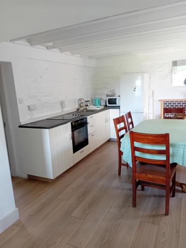 The Hideaway Tragumna a hidden gem by the sea with outdoor sauna in Castlehaven