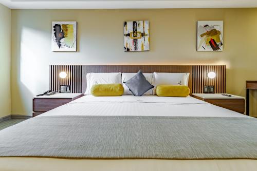 Deluxe King Room image 10