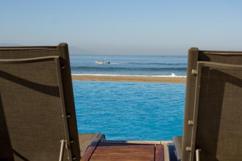 Apartment with View and Balcony room in Beachfront Chic Condo - perfect 4Home office!