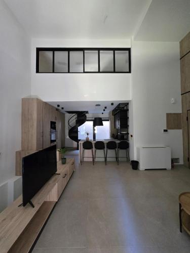 Spacious Minimalistic Loft ,5 minutes walk to Metro, Ateny