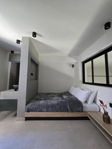 Spacious Minimalistic Loft ,5 minutes walk to Metro, Athènes (photo 7)