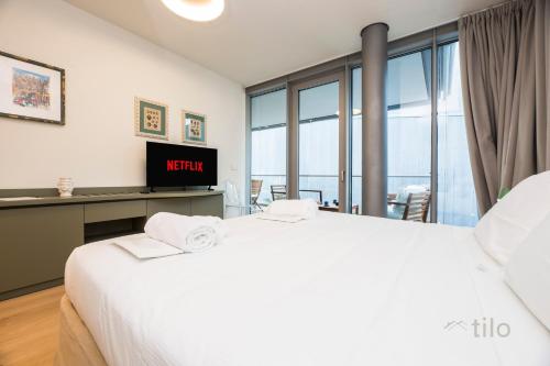 One-Bedroom Apartment with Sea View and Terrace room in Waterfront Luxury 1BR FREE Parking AC NETFLIX & WIFI By Tilo Lux
