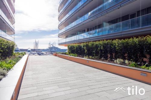 Waterfront Luxury 1BR FREE Parking AC NETFLIX & WIFI By Tilo Lux - image 4