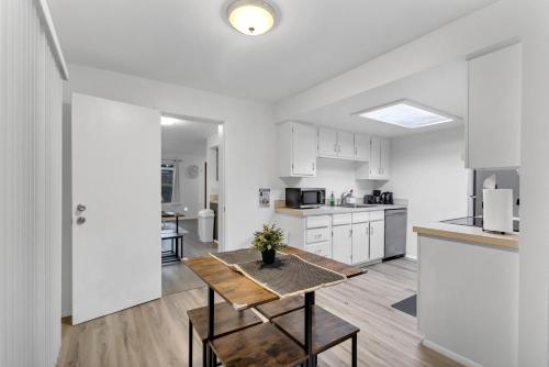Central Bellevue South Suite Near Downtown & I-90
