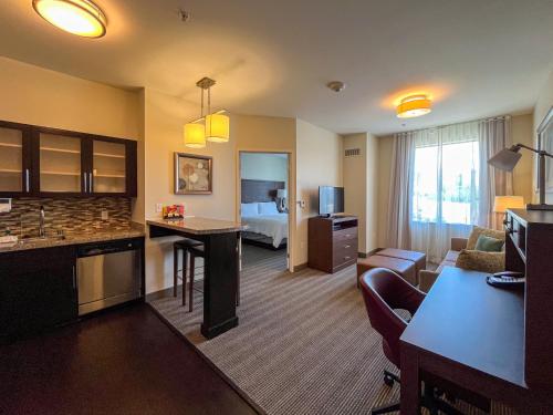 One-Bedroom King Suite - Non-Smoking
