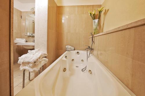 Ванна кімната, Hotel Michelangelo in Терра Брачіоліні