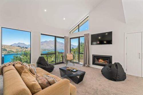 Nas proximidades, Mesmerising Lake Views- 3 Bedroom Home Frankton in Frankton