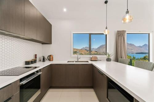 Cozinha, Mesmerising Lake Views- 3 Bedroom Home Frankton in Frankton