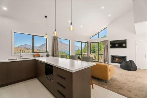 Nas proximidades, Mesmerising Lake Views- 3 Bedroom Home Frankton in Frankton
