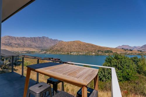 Varanda/terraço, Mesmerising Lake Views- 3 Bedroom Home Frankton in Frankton