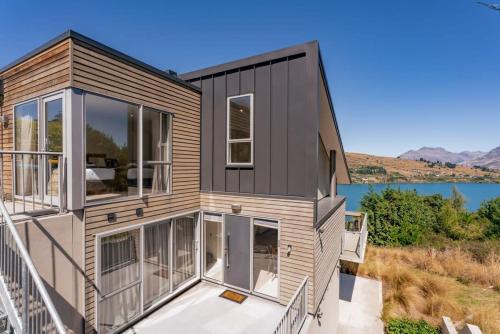 Vista exterior, Mesmerising Lake Views- 3 Bedroom Home Frankton in Frankton
