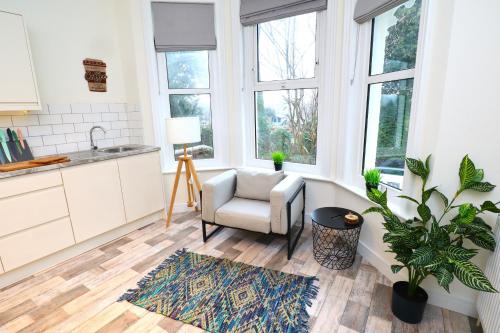 Modern, Stylish One bedroom with Garden, Free Parking Long stay Welcome