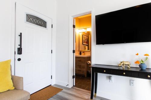 Walkable - Restaurants - Large Patio - Ac